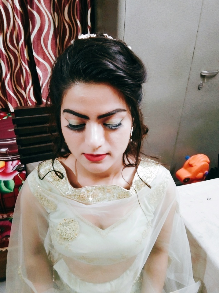https://homesalonservice.in/assets/images/bridal-makeup-artists-at-home.jpg?utm_source=chatgpt.com